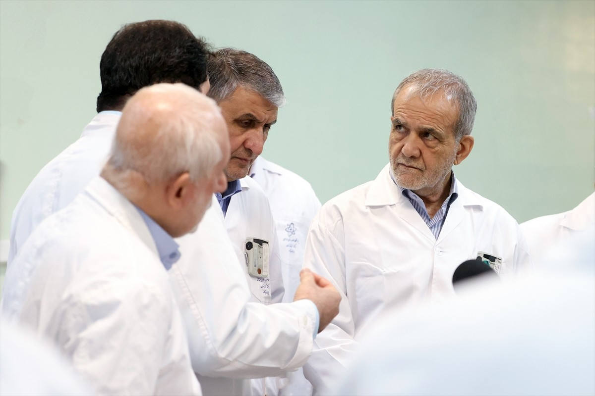 İran Cumhurbaşkanı Mesud Pezeşkiyan, ABD'nin hedef aldığı nükleer tesisleri yeniden ve daha güçlü...