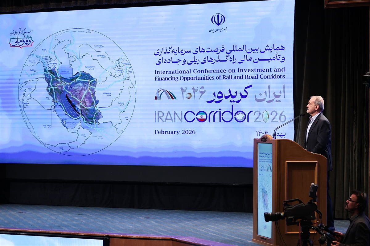 İran Cumhurbaşkanı Mesud Pezeşkiyan, başkent Tahran'da düzenlenen Uluslararası Demir ve Karayolu...