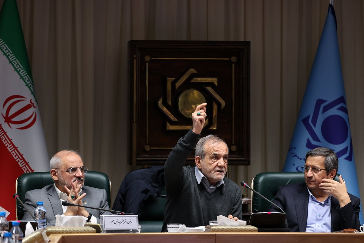 İran Cumhurbaşkanı Mesud Pezeşkiyan, başkent Tahran'da İran Merkez Bankası Başkanı ve valilerle...