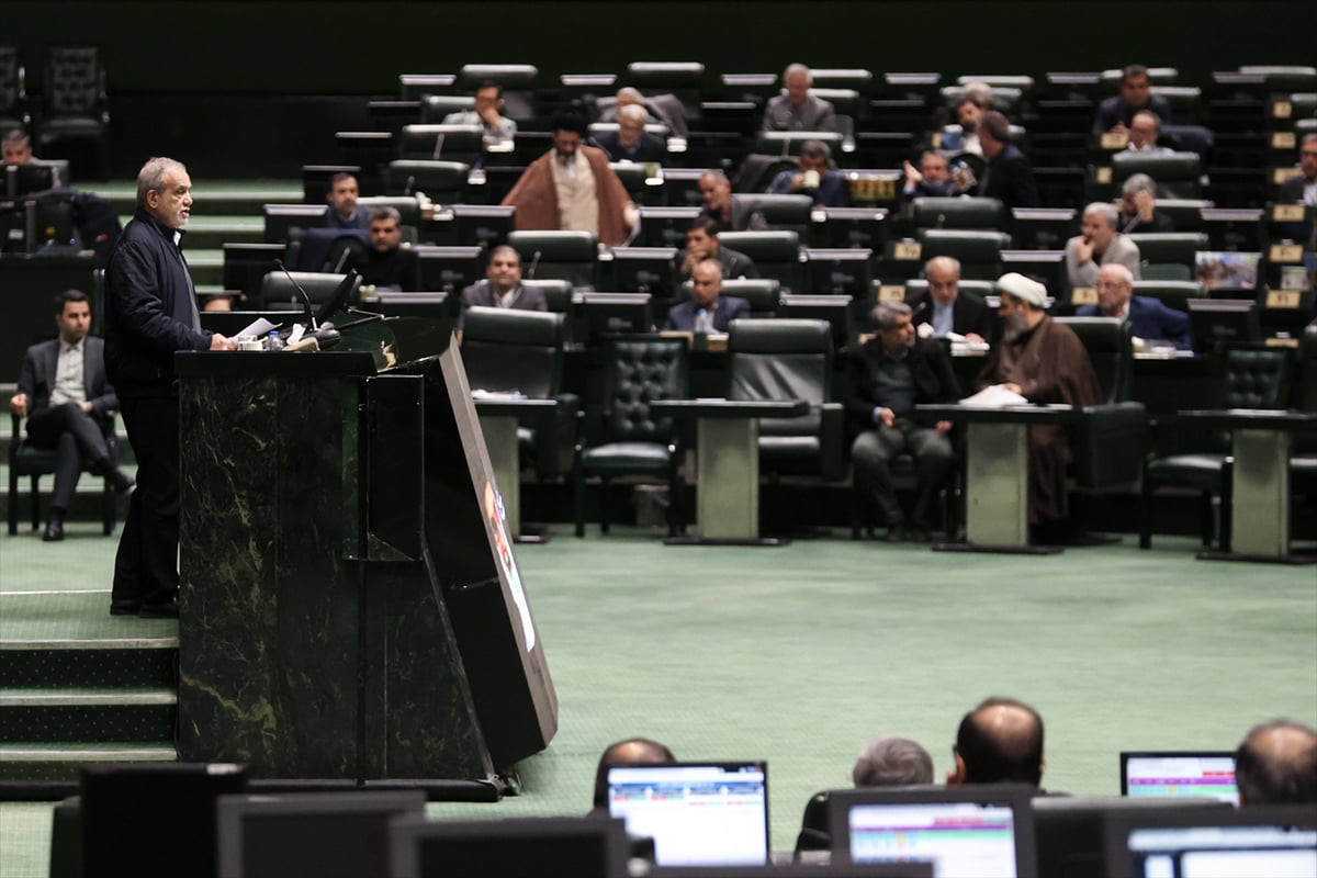 İran Cumhurbaşkanı Mesud Pezeşkiyan, Mecliste 2026 bütçe tasarısının görüşüldüğü oturumda...