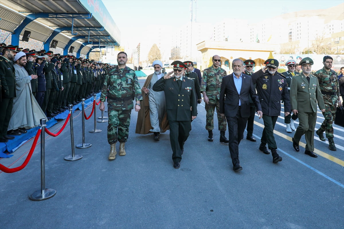 İran Cumhurbaşkanı Mesud Pezeşkiyan (ortada), başkent Tahran'daki Polis Akademisi mezuniyet...