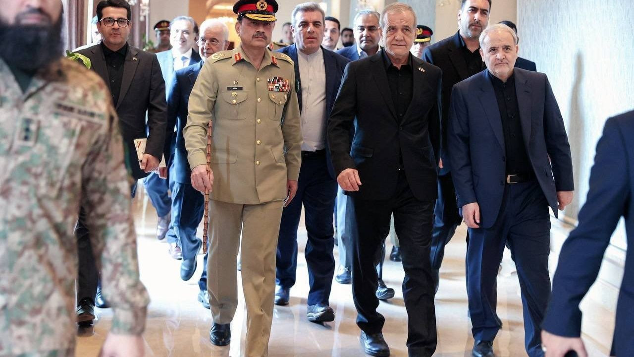 İran Cumhurbaşkanı pezeşkiyan, pakistan başbakanı şerif ile görüştü