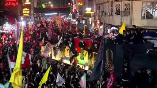 İran Dini Lideri Ali Hamaney'in naaşı, Necef'te düzenlenen cenaze töreninin ardından gece...