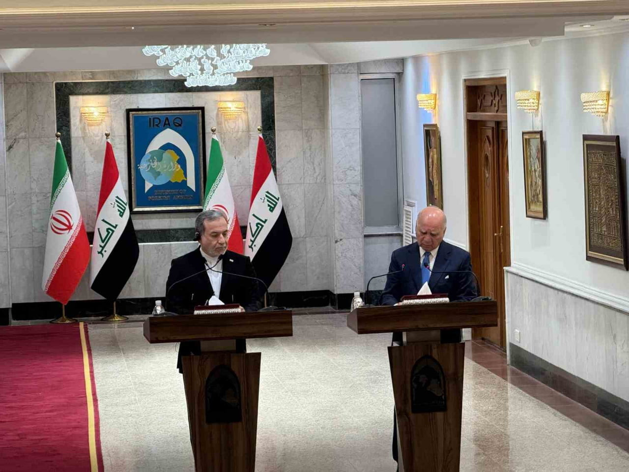 İRAN DIŞİŞLERİ BAKANI ABBAS ARAKÇİ (SAĞDA) RESMİ TEMASLARDA BULUNMAK ÜZERE IRAK’A GELDİ. ARAKÇİ...