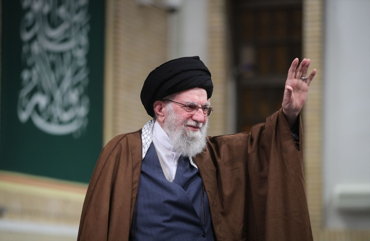 İran lideri Ali Hamaney, ABD'nin İsrail'e destek vermeye, bölgede askeri üsler bulundurmaya ve...