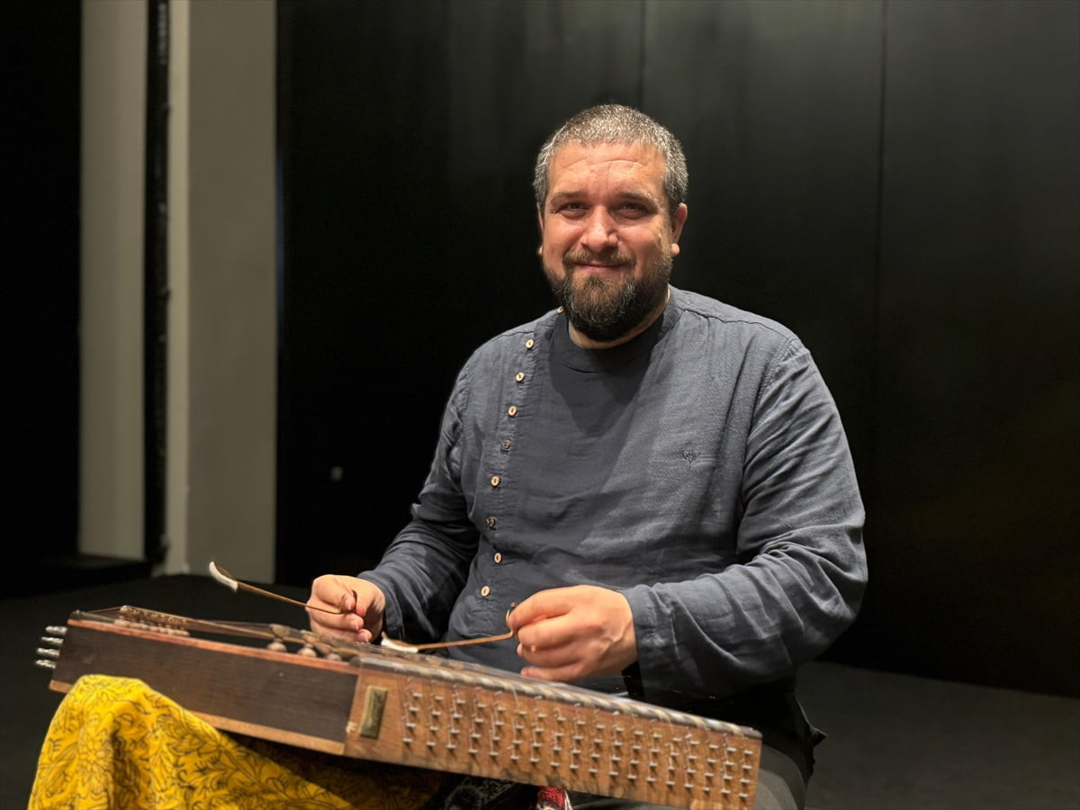 İran ve Orta Doğu müzik geleneğinde önemli bir yere sahip olan santuru, Türkiye'de icra eden...