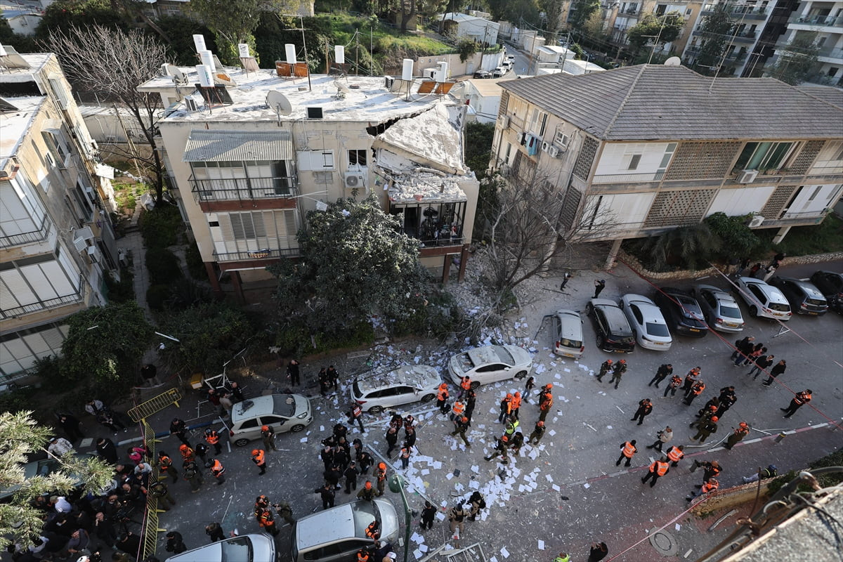 İran'ın ABD-İsrail'in düzenlediği saldırılara karşı yaptığı misillemede, Tel Aviv’in doğusundaki...