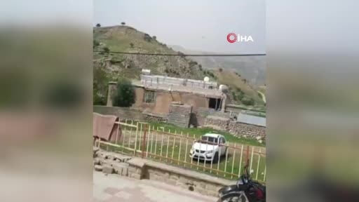 İran'ın güneybatısında düşen savaş uçağının mürettebatını arayan ABD helikopterlerine ve uçağına...