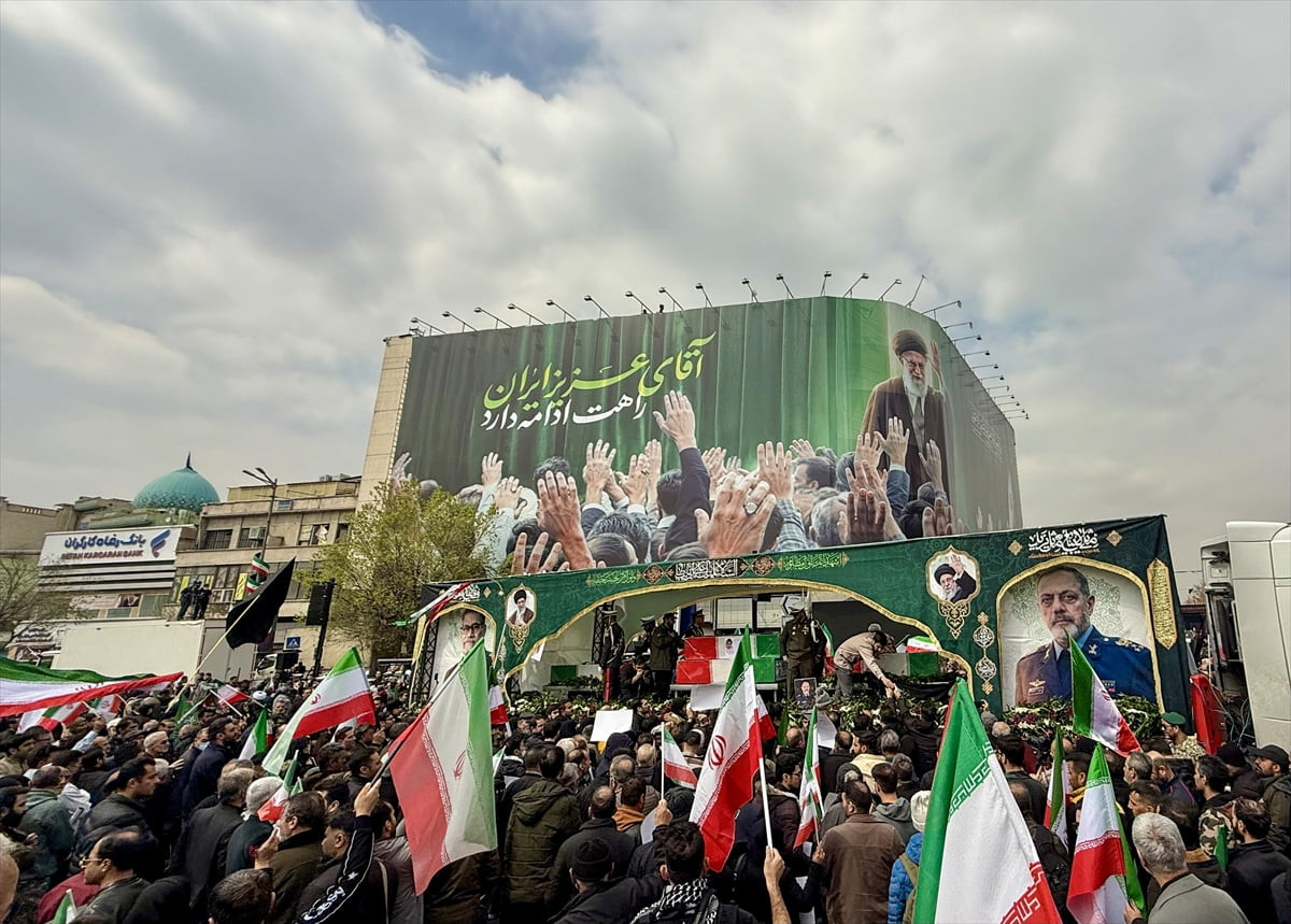 İran’da on binlerce kişi, ABD ve İsrail saldırılarında hayatını kaybeden İranlı komutanların...