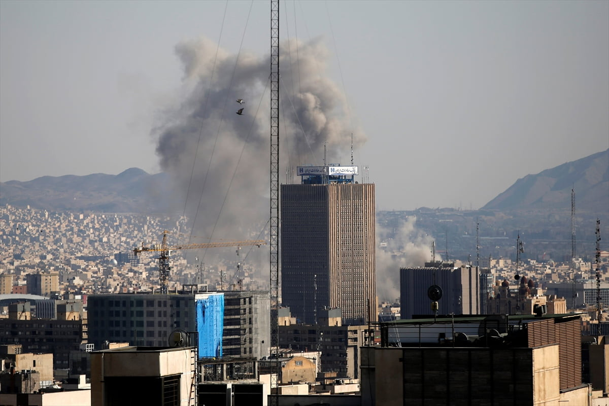 İran’ın başkenti Tahran’da art arda şiddetli patlamalar meydana geldi. Tahran'ın güneydoğusunda...