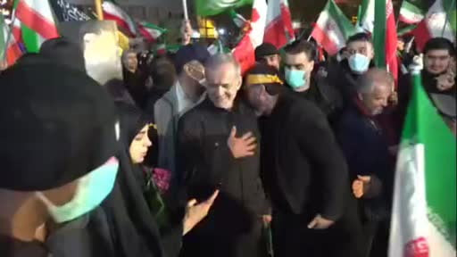 İran’ın başkenti Tahran’da "İslam Cumhuriyeti Günü" dolayısıyla meydanlarda toplanan kalabalıklara...