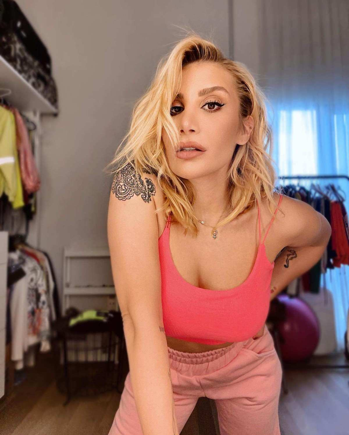 İrem Derici giydiği bikiniyle şov yaptı
