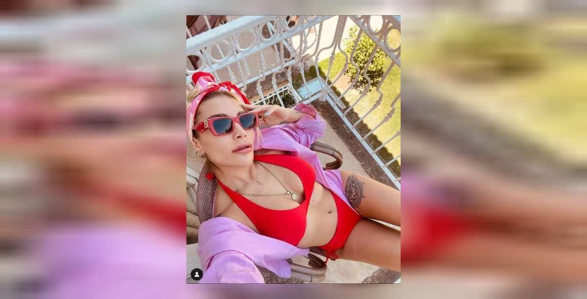 İrem Dericiden bikinili poz