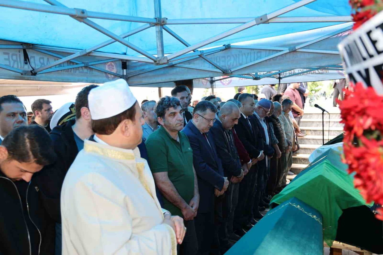İRESUN'DA 23 MAYIS CUMARTESİ GECESİ KARADENİZ SAHİL YOLU LİMAN MEVKİİNDE ARKADAN GELEN DEMİR YÜKLÜ...