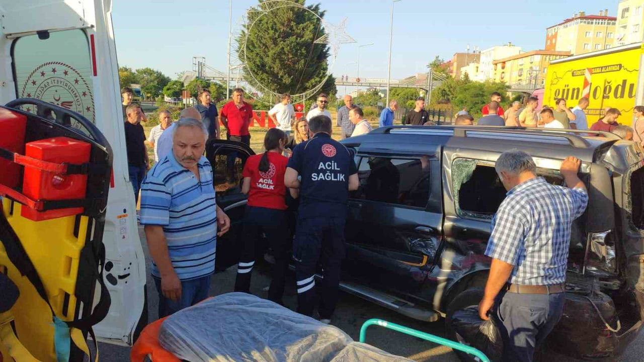 İRESUN'UN EYNESİL İLÇESİNDE İKİ OTOMOBİLİN KAVŞAKTA ÇARPIŞMASI SONUCU MEYDANA GELEN TRAFİK...