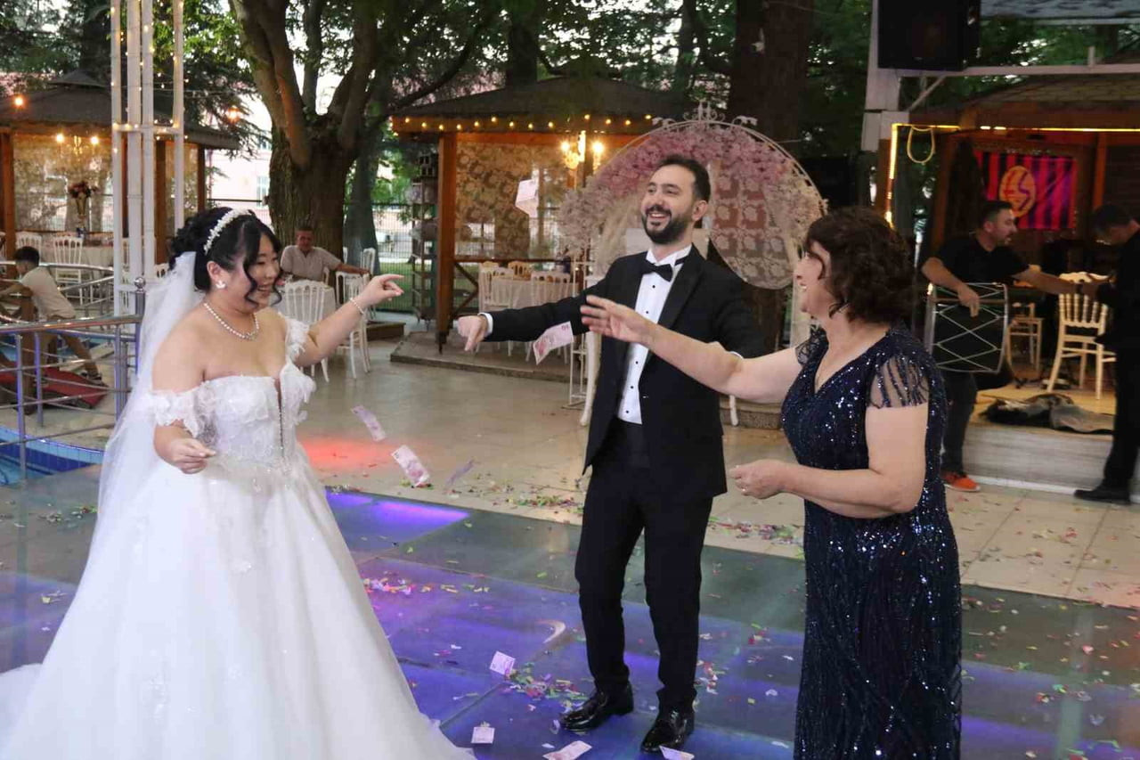 İRLANDA'DA TANIŞIP EVLİLİK KARARI ALAN YÜKSEL ÖZCAN İLE TAYVANLI CHİNG LİNG CHEN, ESKİŞEHİR'DE 2...
