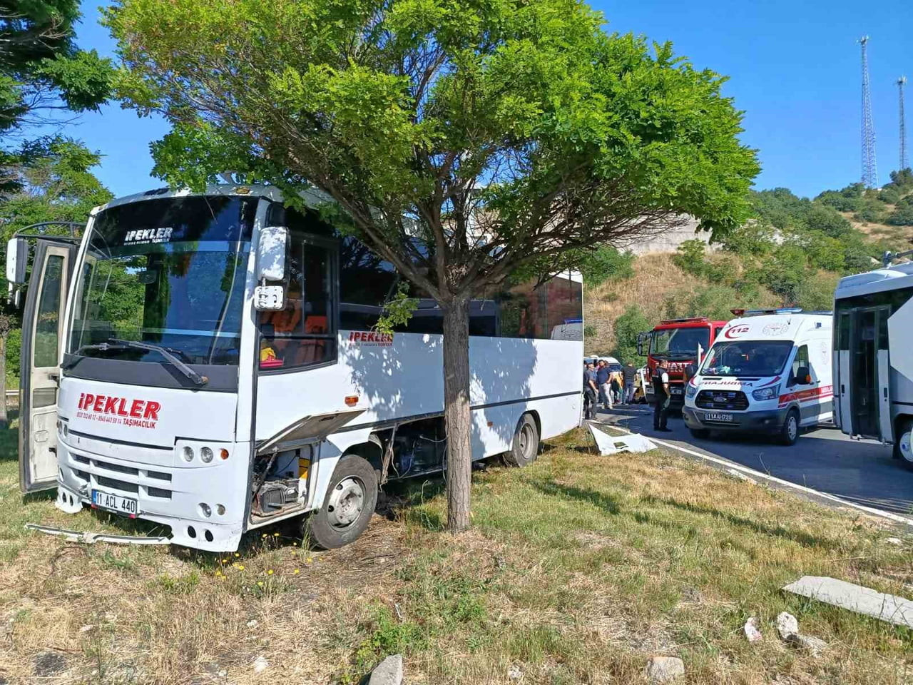 İŞÇİ SERVİSİ İLE HAFİF TİCARİ ARAÇ ÇARPIŞTI, 4 YARALI