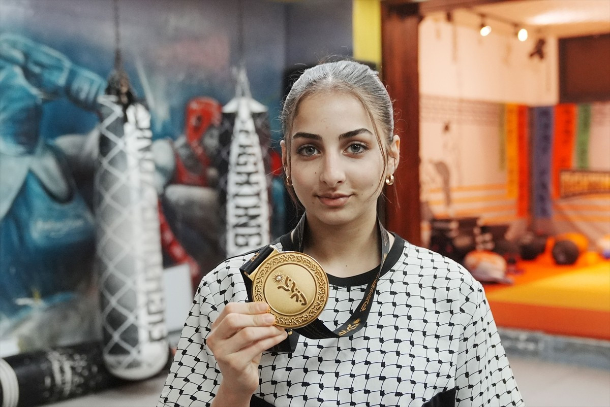 İşgal altındaki Batı Şeria'da yaşayan 15 yaşındaki Filistinli Vivian Allis, İsrail'in tüm...