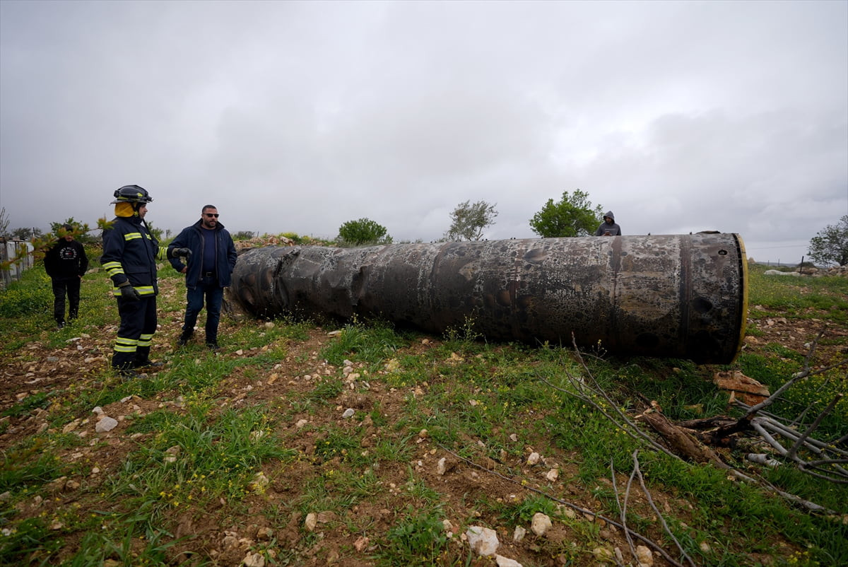 İşgal altındaki Batı Şeria'nın orta kesimindeki Ramallah kentinin bazı bölgelerine düşen füze...