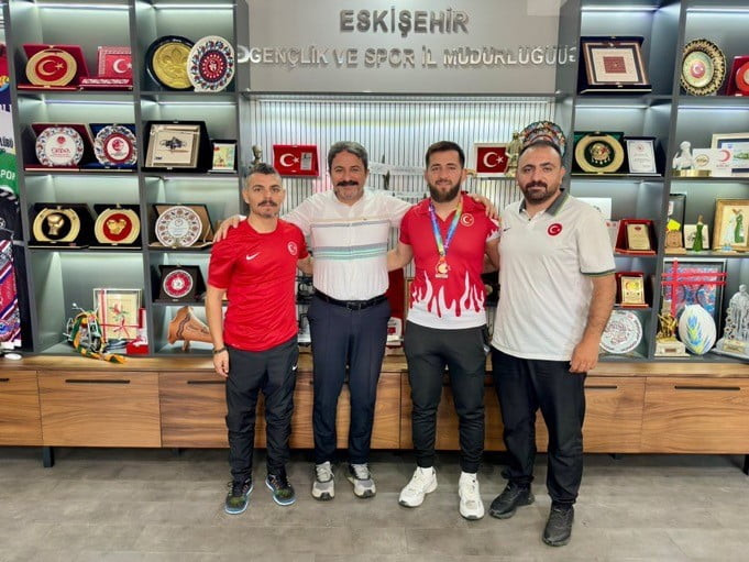 İŞİTME ENGELLİLER BÜYÜKLER GÜREŞ TÜRKİYE ŞAMPİYONASI'NA ESKİŞEHİR'DEN KATILAN SPORCU RECEP KARAKUŞ...