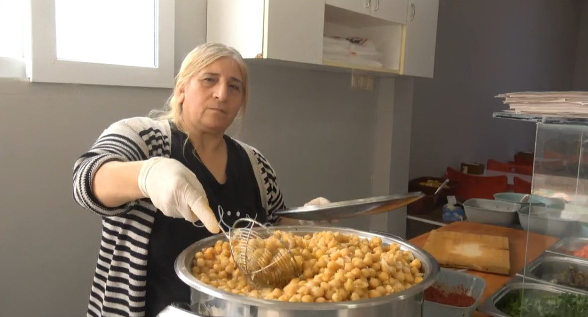 İSKENDERUN İLÇESİNDE ‘NOHUT DÜRÜMCÜ KADRİYE ABLA' KADRİYE UZUN, 10 YILDIR SÜRDÜRDÜĞÜ MESLEĞİNDE...