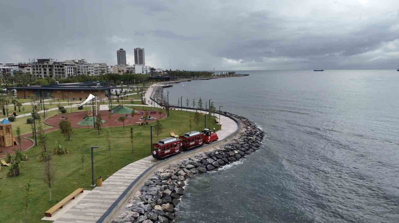 İSKENDERUN SAHİLİ ÜCRETSİZ NOSTALJİK TRENLE ŞENLENDİ