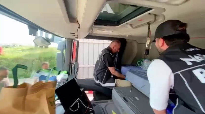 İSKENDERUN'DA DURDURULAN TIR VE DORSESİNDE ARAMA YAPILDI