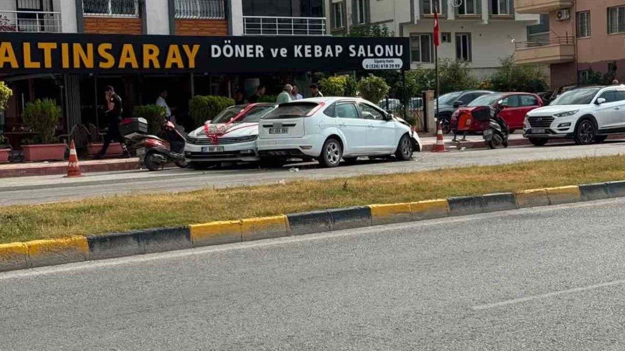 İskenderun'da gelin arabası otomobille çarpıştı: 1 yaralı