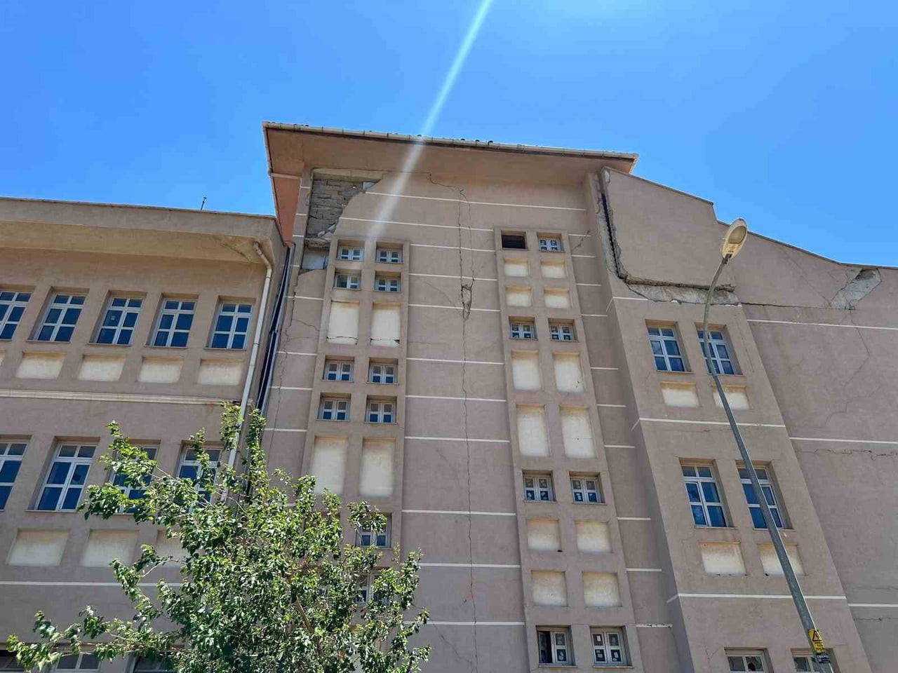 İSLAHİYE İLÇESİNDE ASRIN FELAKETİ OLARAK ADLANDIRILAN DEPREMLERDE AĞIR HASAR ALDIKTAN SONRA...