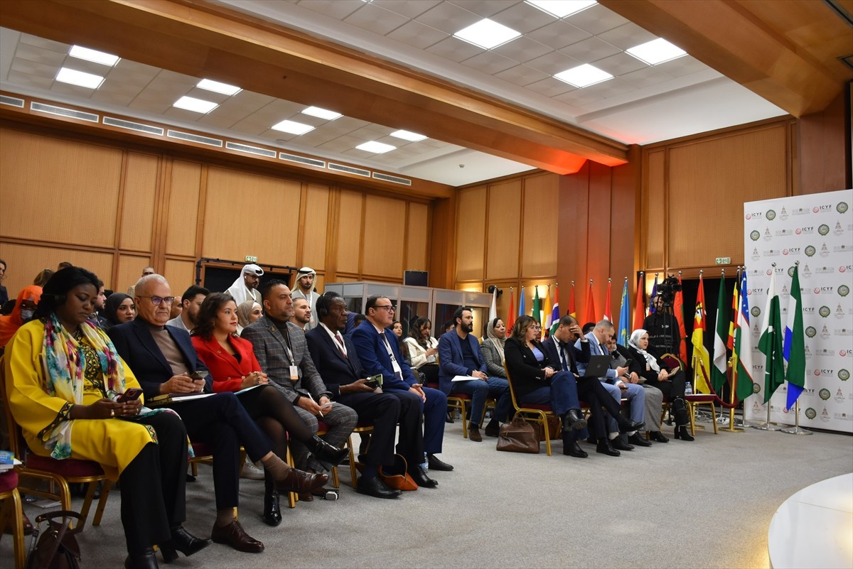 İslam ülkelerinden gençler demokrasi, barış ve güvenlik konularını konuşmak için Fas'ın Marakeş...