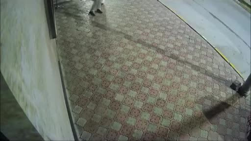 İşletme önündeki küllüğü böyle çaldı