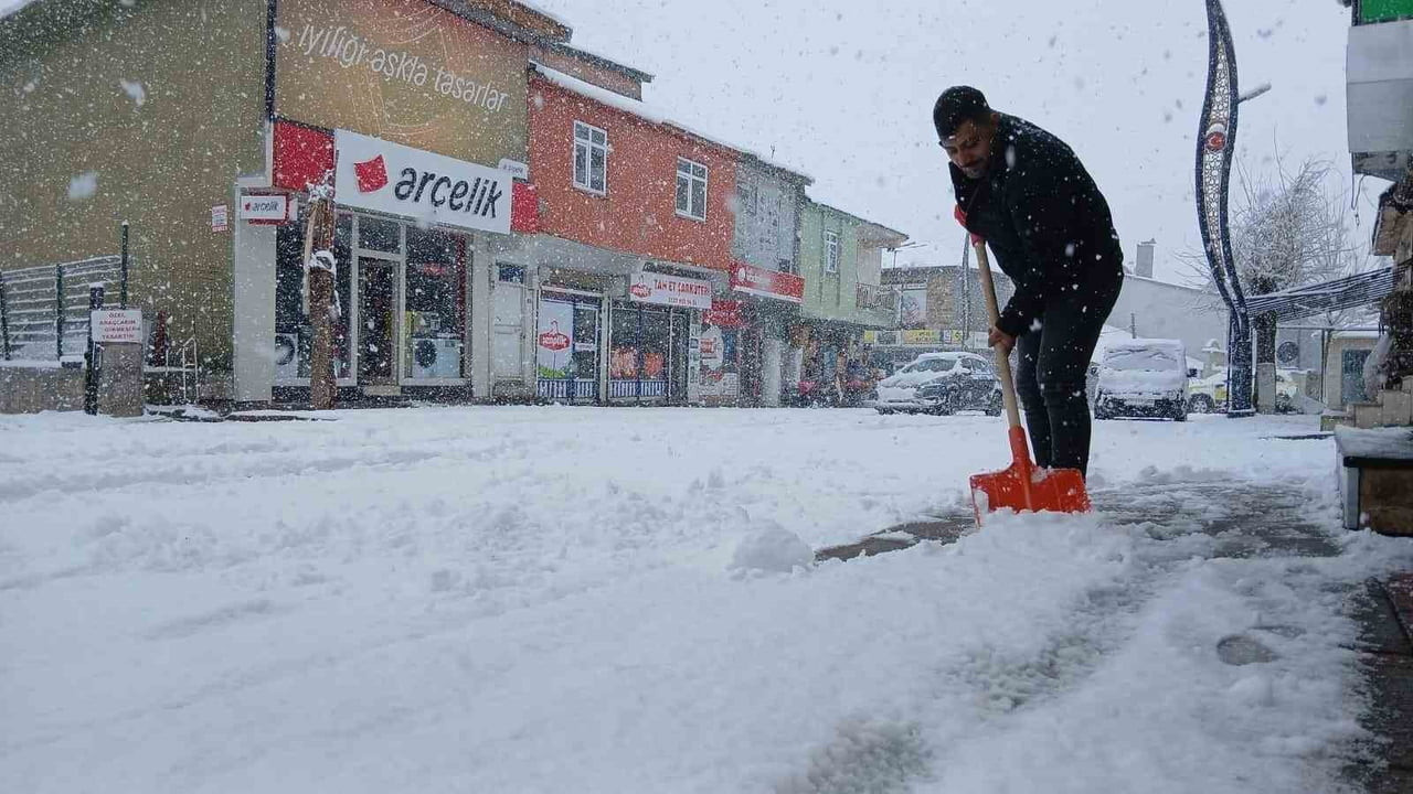 İSMİYLE MÜSEMMA KARLIOVA, BU SENE REKOR DÜZEYDE KAR YAĞIŞI ALDI. DÖRT GÖZLE BAHARI BEKLEYEN İLÇE...