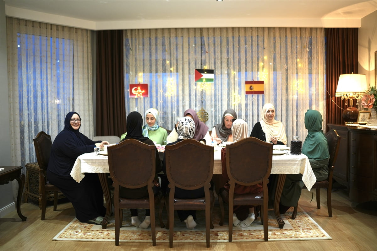 İspanya, Arjantin ve Kolombiya’dan Türkiye'ye gelen Müslüman turistler, Türk ailenin evinde...