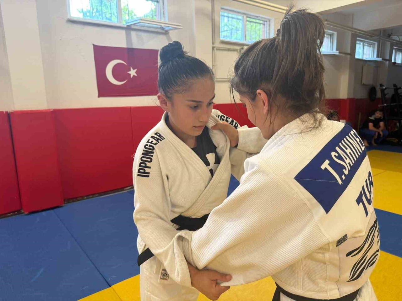 İSPANYA'DA AVRUPA ÜÇÜNCÜSÜ OLAN SİVASLI MİLLİ JUDOCU ELÇİN KARAKAZAN, İKİZİ BURÇİN KARAKAZAN İLE...