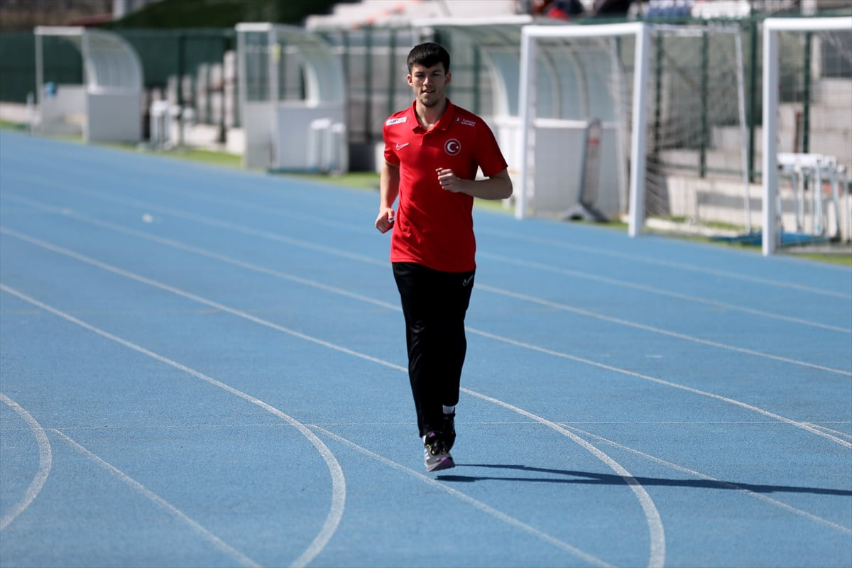 İspanya'da düzenlenen Virtus Dünya Salon Atletizm Şampiyonası'nda altın ve bronz madalya kazanan...