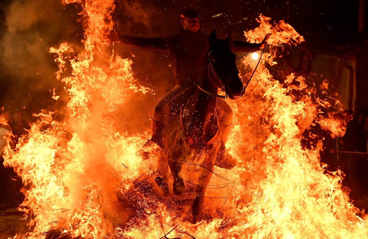 İspanya'da Katolik inancına göre hayvanları koruduğu kabul edilen Aziz Anton'un yortu günüyle...
