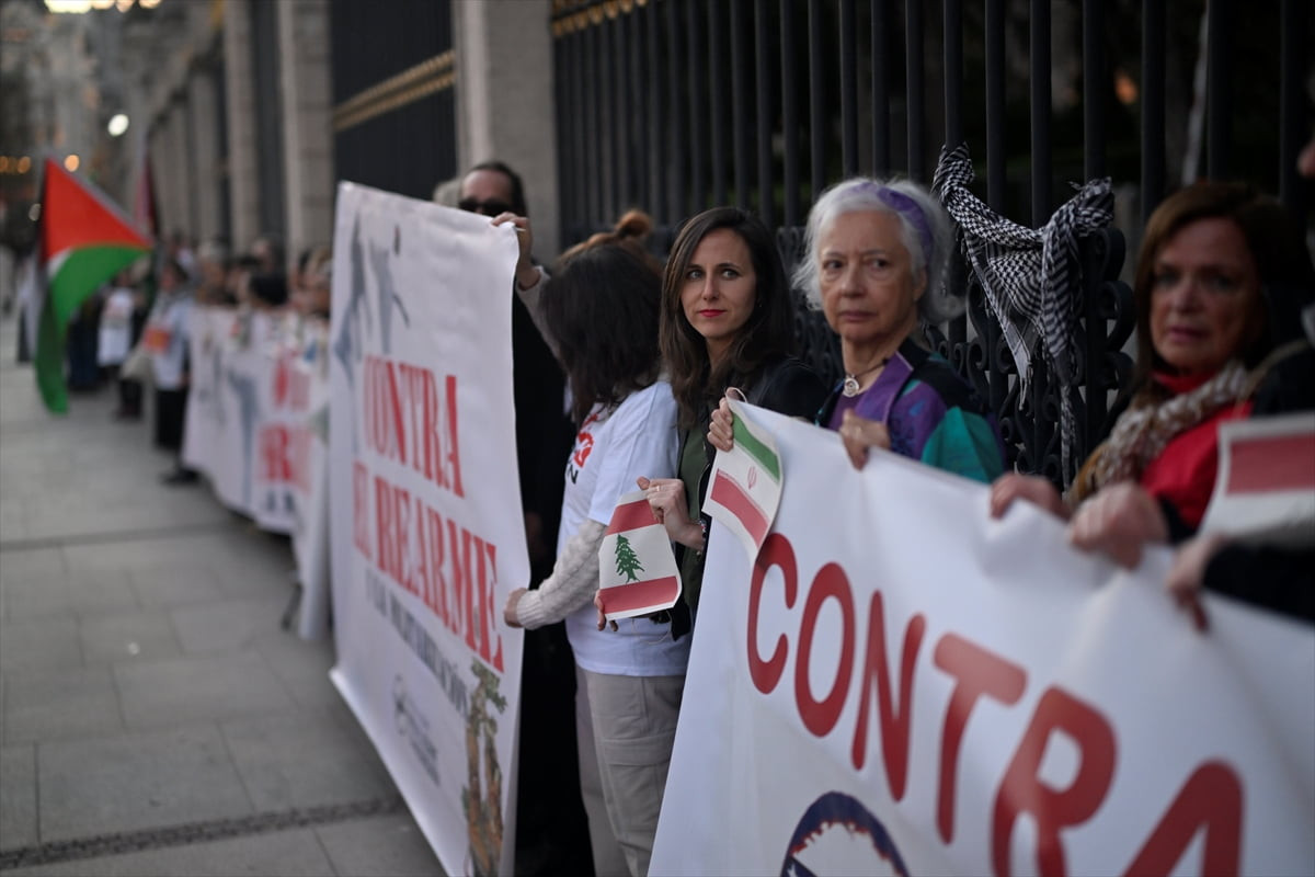 İspanya'nın başkenti Madrid'de kent merkezinde toplanan bir grup, ABD ve İsrail'in İran'a yönelik...