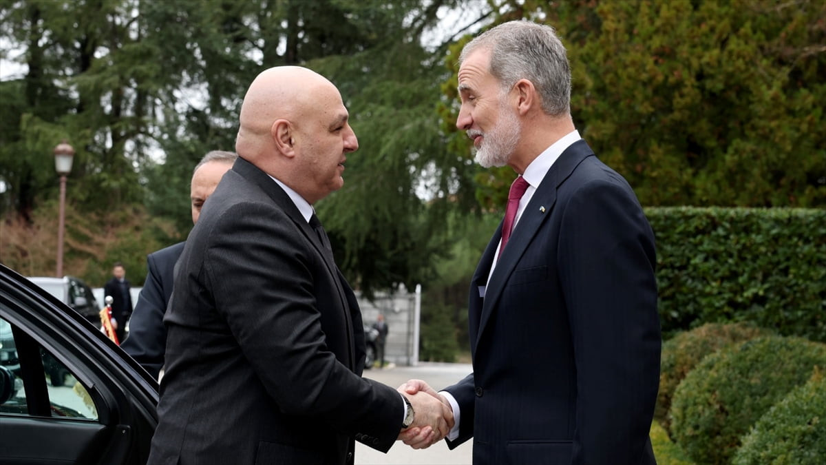 İspanya'ya resmi ziyarette bulunan Lübnan Cumhurbaşkanı Joseph Avn (solda), başkent Madrid’de...