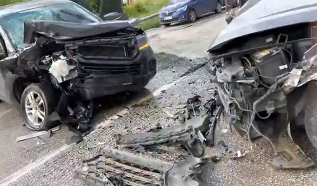 ISPARTA-ANTALYA KARA YOLUNDA 3 OTOMOBİLİN ÇARPIŞMASI SONUCU MEYDANA GELEN TRAFİK KAZASINDA 5 KİŞİ...