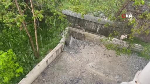 Isparta genelinde sağanak etkili oldu, Eğirdir'de yağan dolu elma bahçelerine zarar verdi