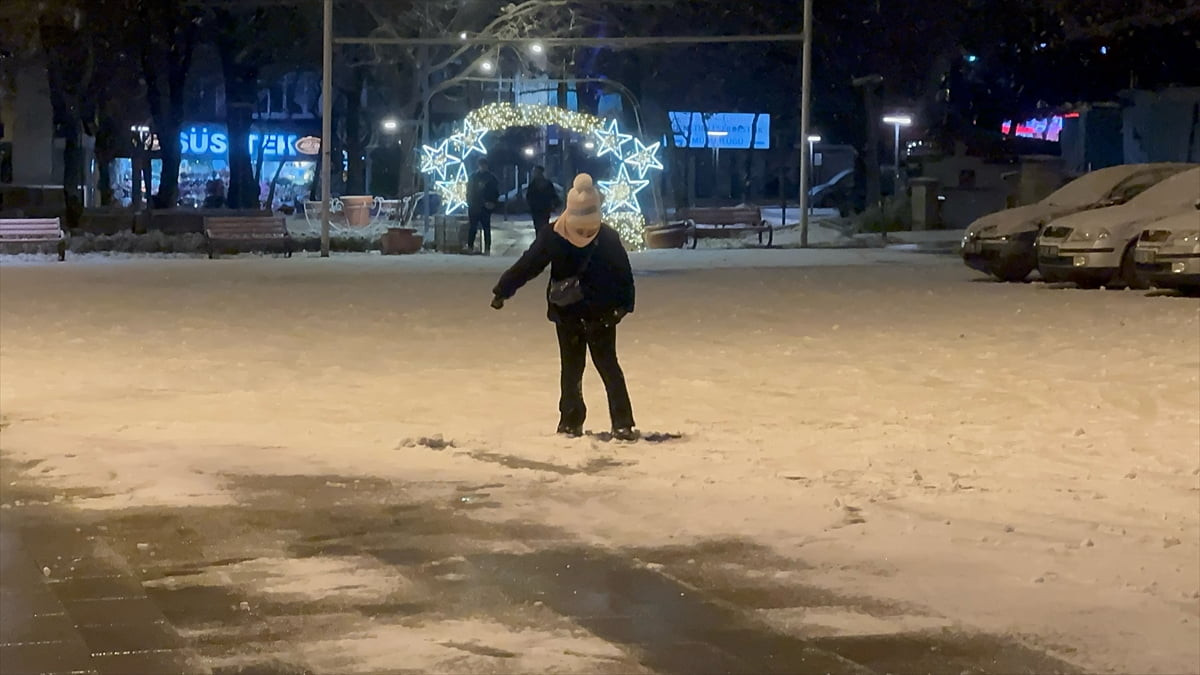 Isparta kent merkezine kar yağdı.