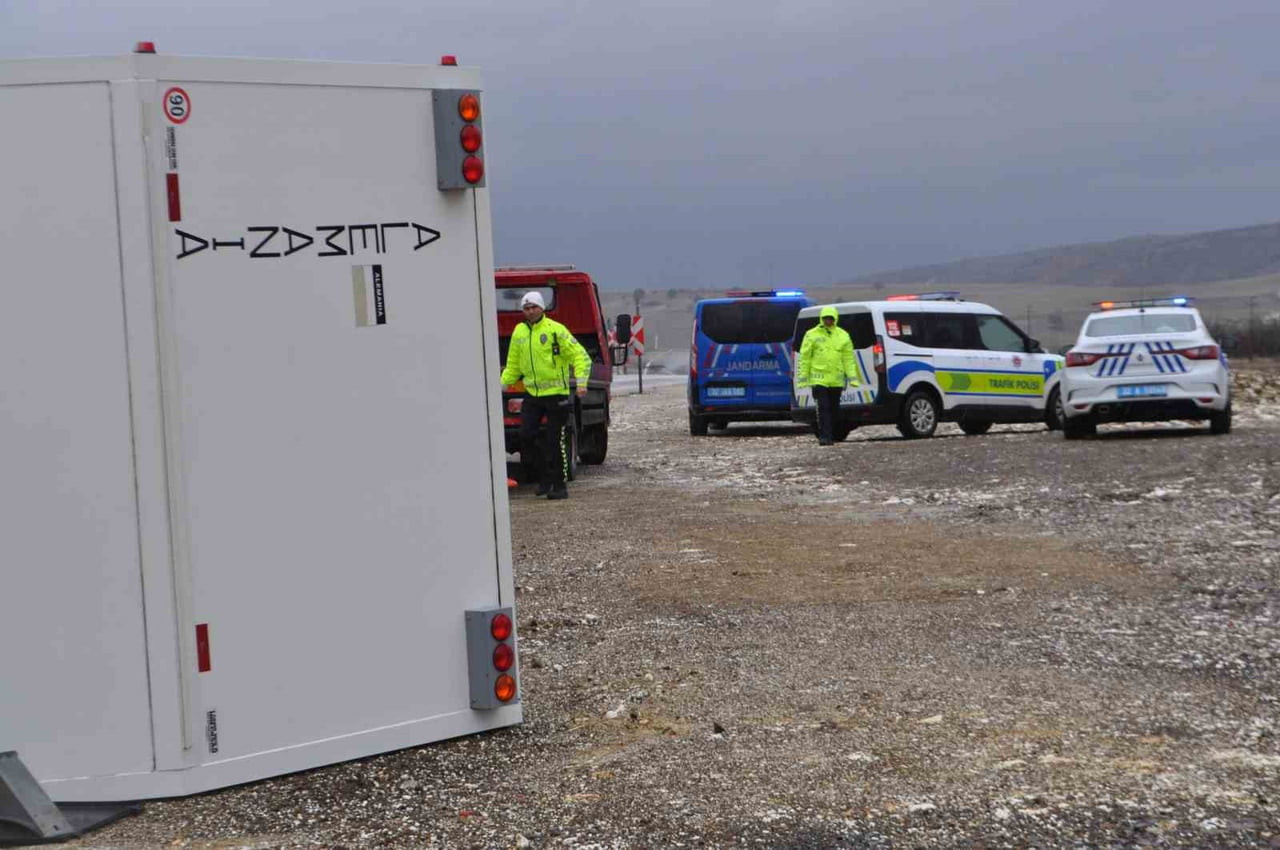 ISPARTA-KONYA D300 KARA YOLUNDA KARAVAN İLE OTOMOBİLİN ÇARPIŞTIĞI KAZADA 3 KİŞİ YARALANDI