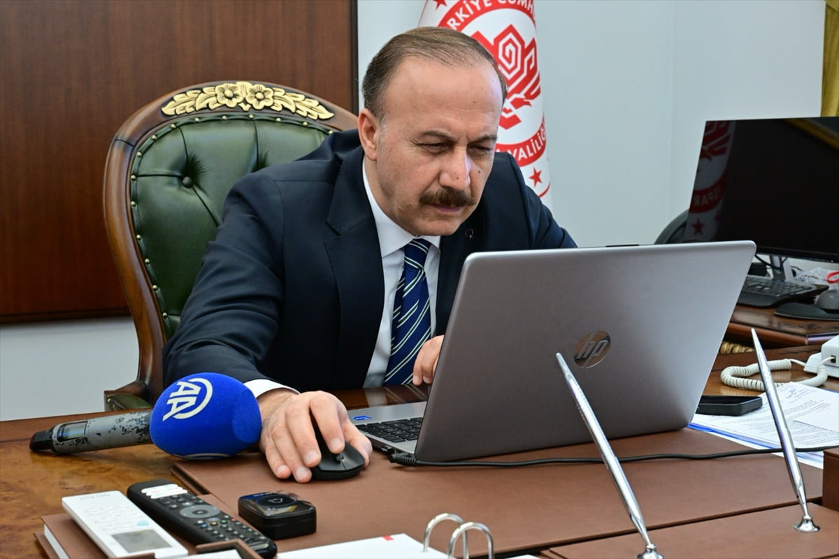 Isparta Valisi Abdullah Erin, Anadolu Ajansının (AA) düzenlediği "Yılın Kareleri" oylamasına...