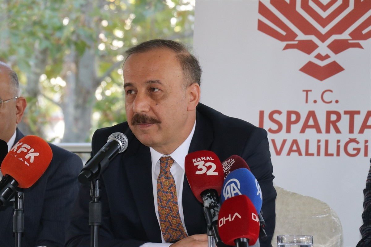 Isparta Valisi Abdullah Erin, kentte sahipsiz kedilerin büyü yapmak için pati ve kuyruklarının...