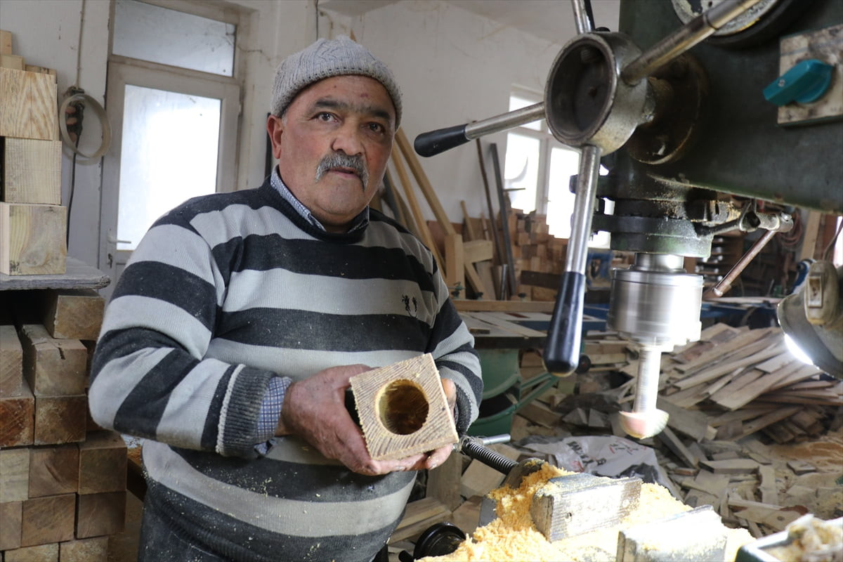 Isparta'da 30 yıldır ahşap oymacılığı yapan 58 yaşındaki Ruhi Kurt, sanatını yaşatmaya çabalıyor....