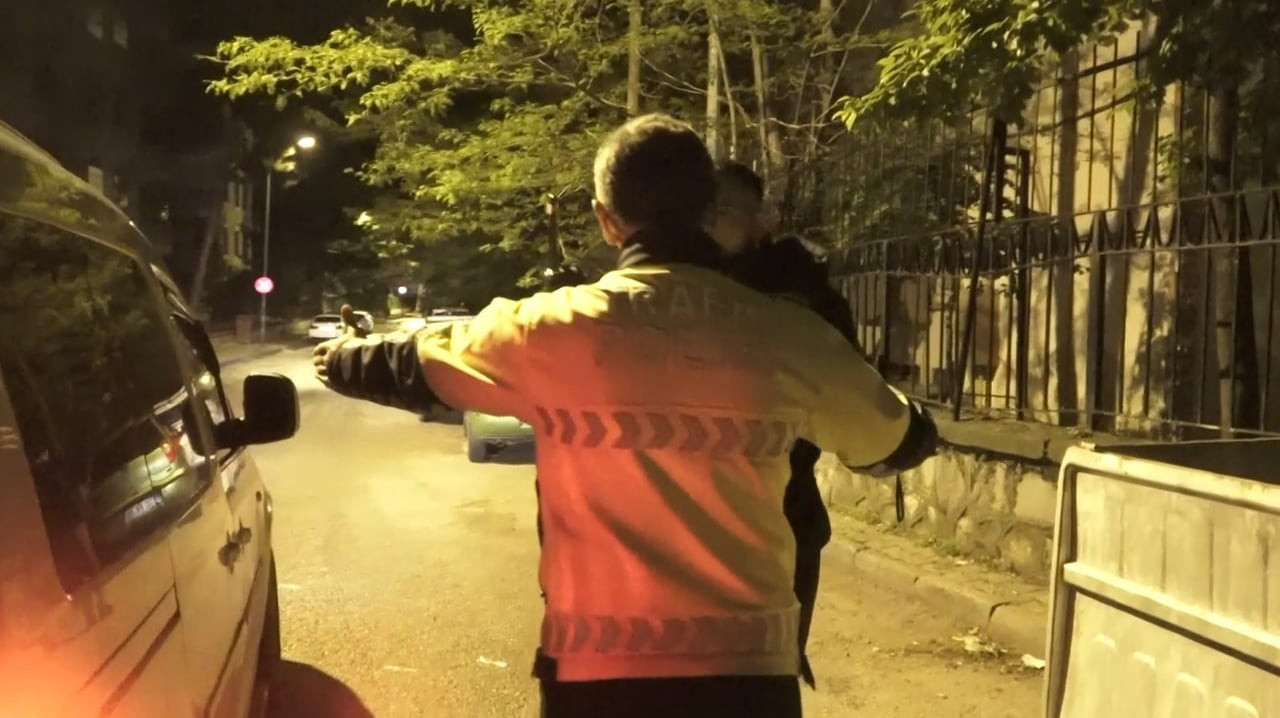 ISPARTA'DA GECE SAATLERİNDE YAPILAN ALKOL DENETİMİNDE DURDURULAN BİR ARACIN YOLCUSU, GÖRÜNTÜ ALAN...