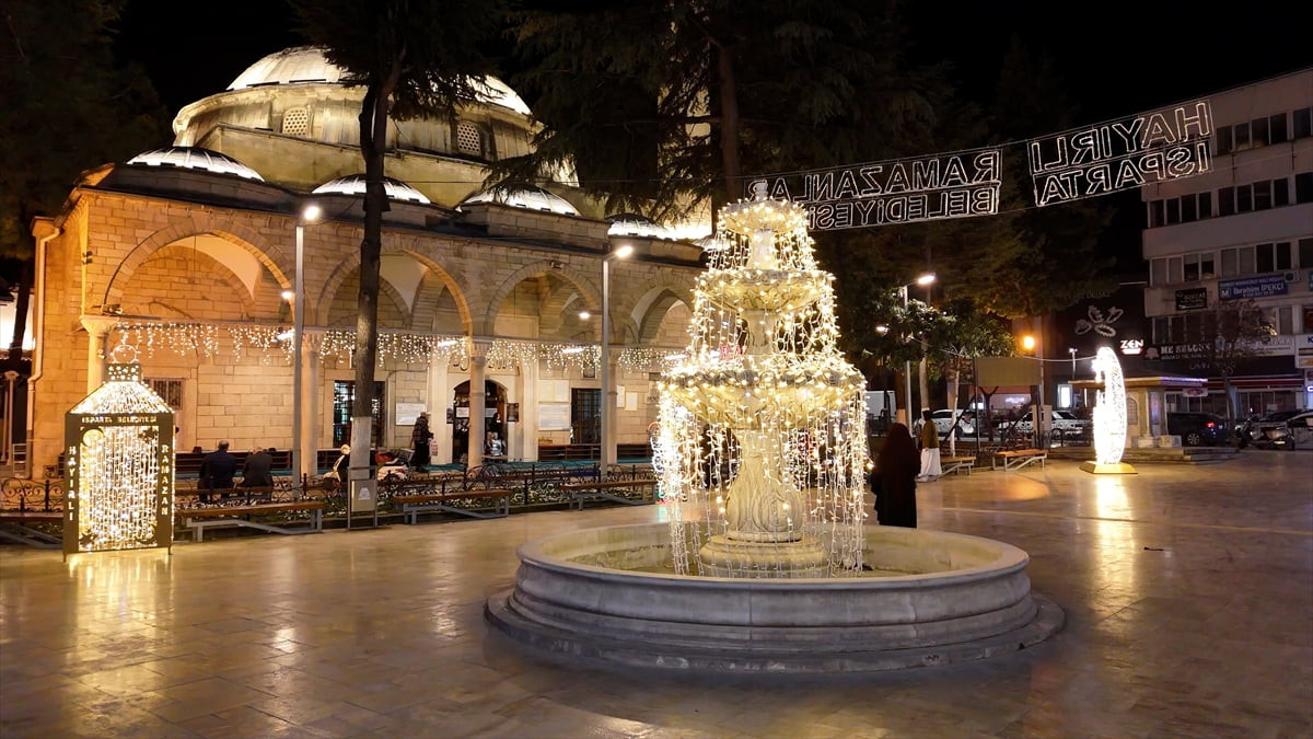 Isparta'da geçmişte ticari hayatın kalbi olarak nitelendirilen ve 465 yıllık tarihiyle asırlara...