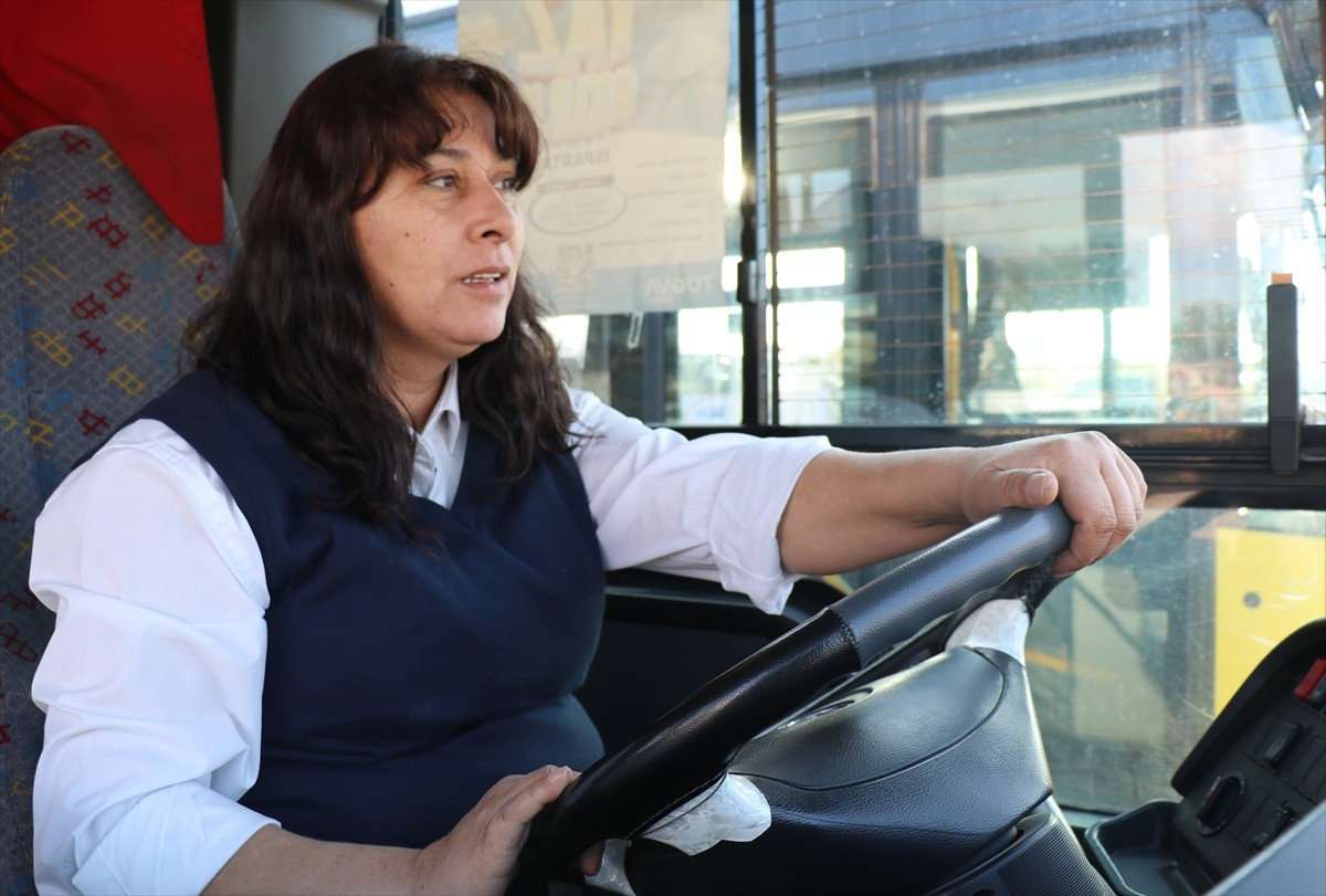 Isparta'da halk otobüsü şoförü Pınar Koçaktok', trafikte önünü kesen otomobil sürücüsünden...