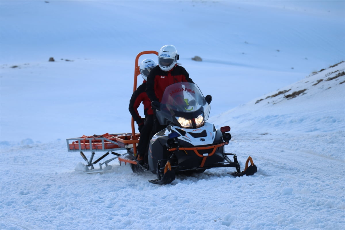  Isparta'da kış turizminin önemli merkezlerinden Davraz Kayak Merkezi'nde, Jandarma Arama Kurtarma...