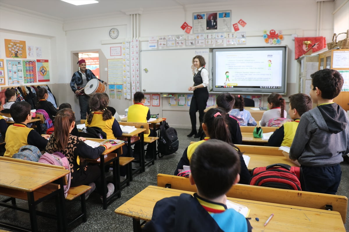 Isparta'da okullarda öğrencilerin ramazanın manevi atmosferini yaşayabilmesi için çeşitli...